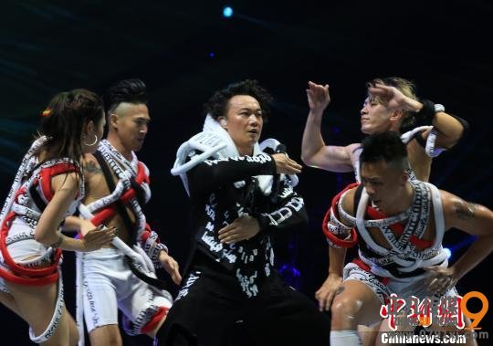　　陈奕迅现场热舞。　李辰祥　摄