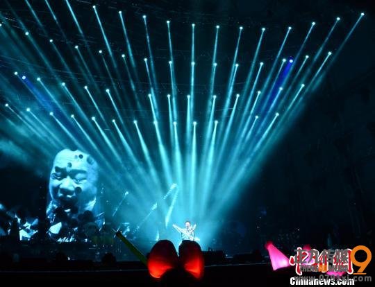 　　本次演唱会展现了全新的歌单、编曲、服装、舞美。　李辰祥　摄
