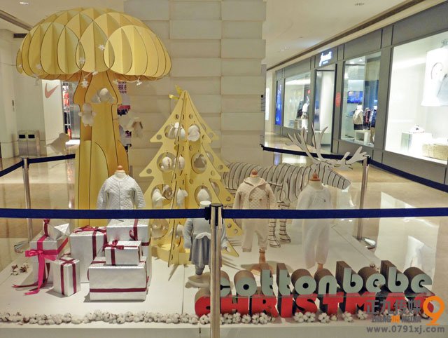 商场观赏美陈橱窗展示